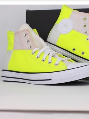 NWT Converse CTAS UV Color Change Hi Top